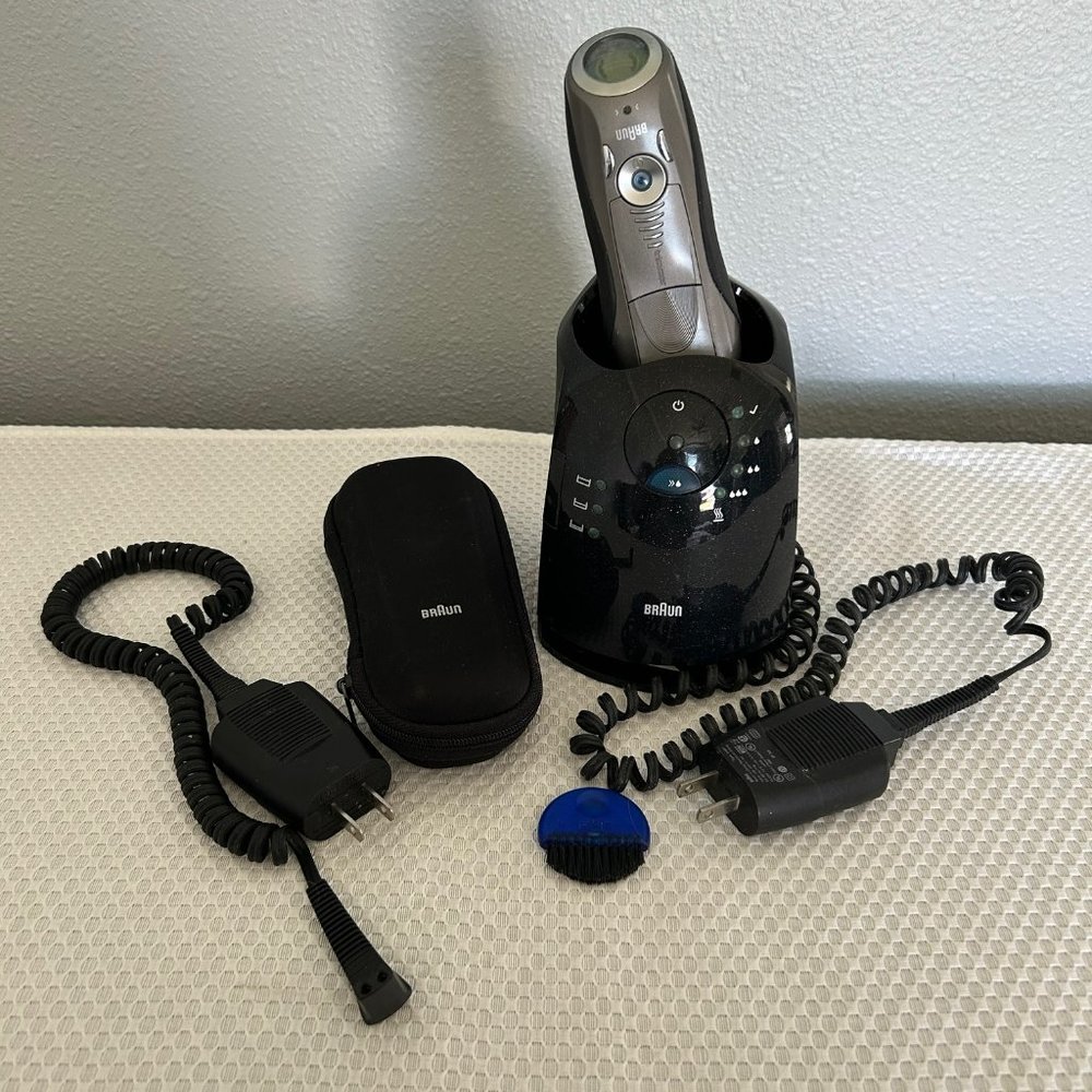 Men's Braun Wet/Dry Shaver Series 7 with accessories